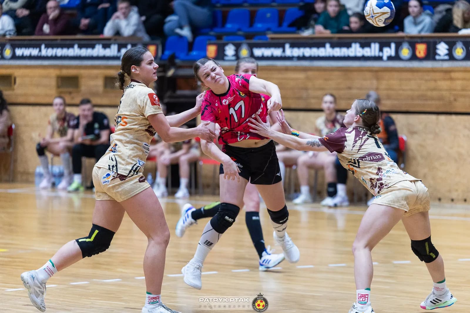 Galeria zdjęć z meczu Suzuki Korona Handball -Elmas-KPS APR Radom,   📷fot. Patryk Ptak