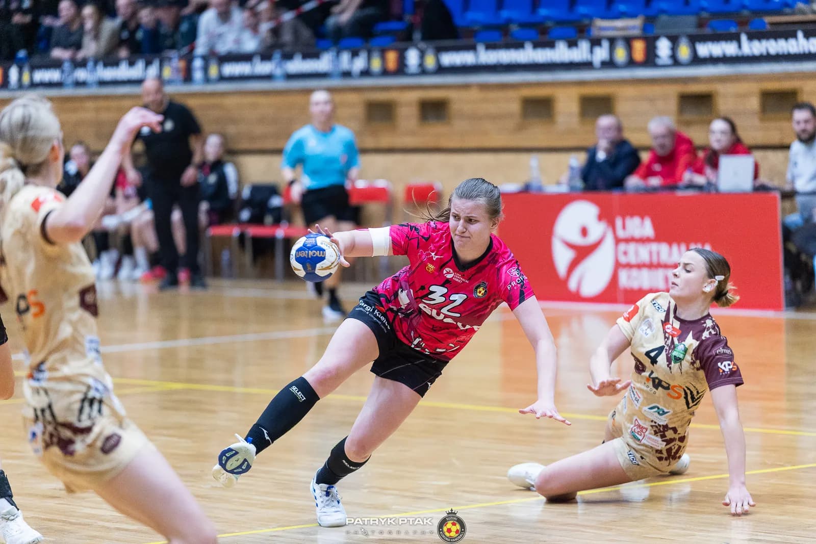 Galeria zdjęć z meczu Suzuki Korona Handball -Elmas-KPS APR Radom,   📷fot. Patryk Ptak